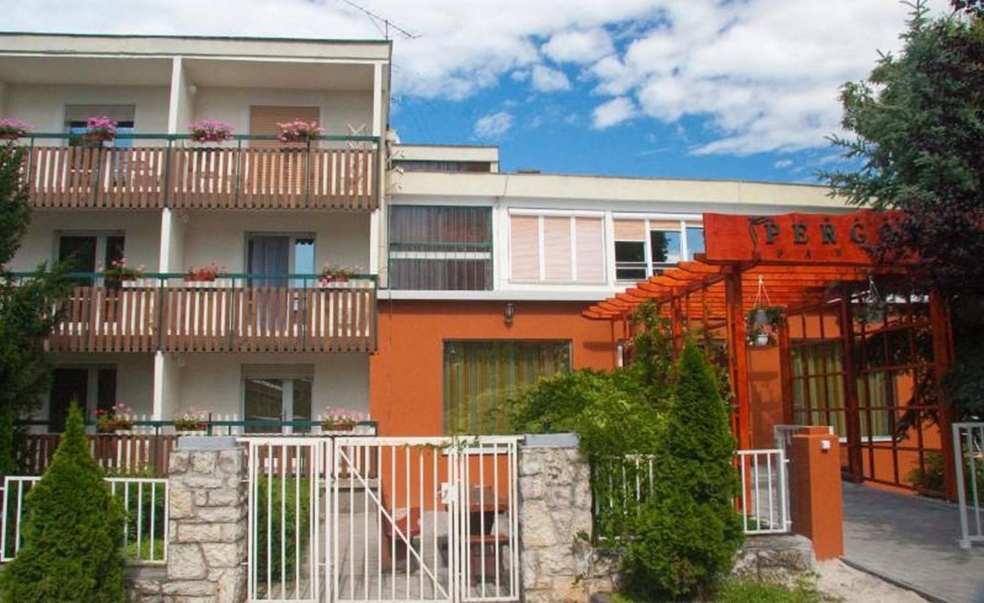 Pergola Panzio Hotel Balatonfoldvar Bagian luar foto